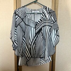 FINAL MARKDOWN Peter Nygard Black and White Graphic Blouse petite small